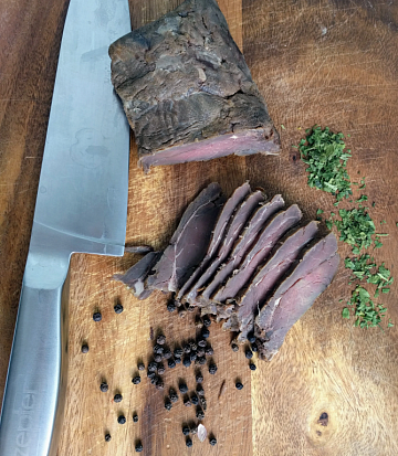 Фото Мясо северного оленя полукопченое (охлажденное)